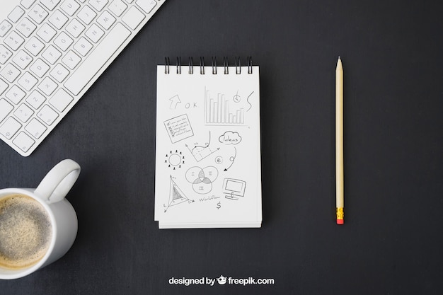 Carnet avec dessin au crayon, clavier et tasse à café
