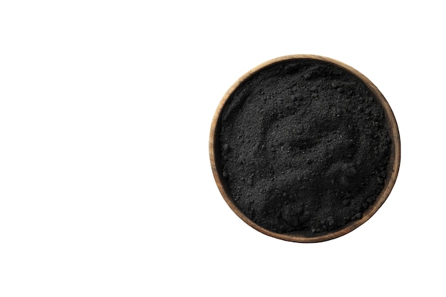 Charbon noir dans une assiette ronde