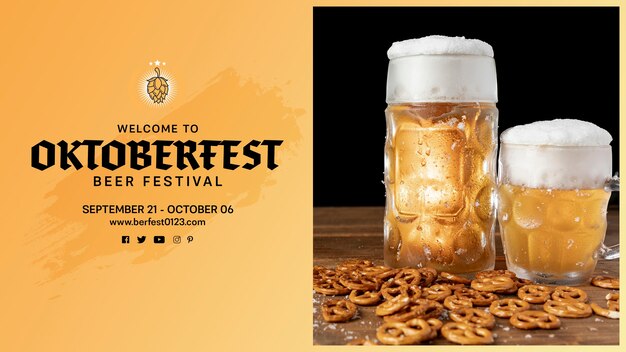 Chopes à bière Oktoberfest avec bretzels sur table