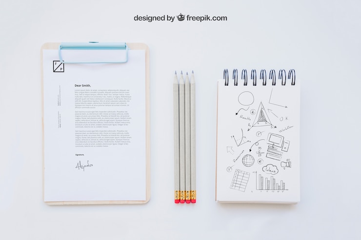 PSD gratuit composition commerciale avec presse-papiers, crayons et cahier