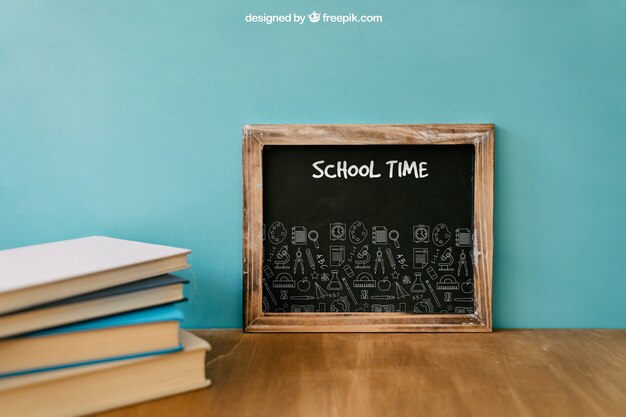 Composition de retour à l&#39;école avec ardoise et livres