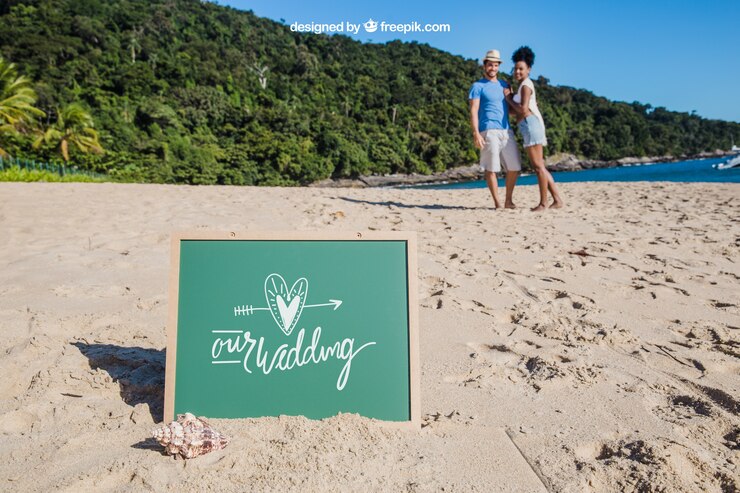 PSD gratuit concept de plage avec ardoise et couple en arrière-plan