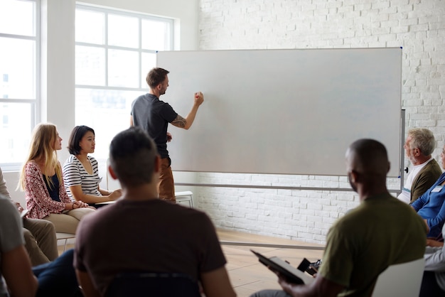 Concept de séminaire de réseautage du tableau blanc