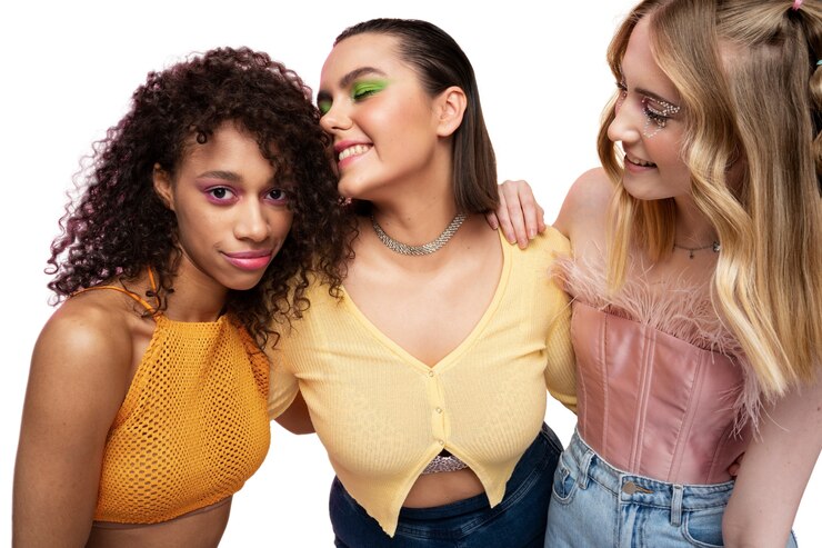 PSD gratuit coup moyen femmes cool posant ensemble