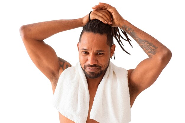 Coup moyen homme pratiquant les soins personnels
