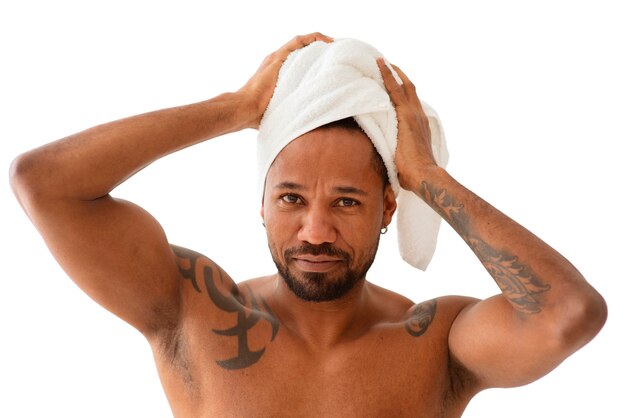 Coup moyen homme pratiquant les soins personnels