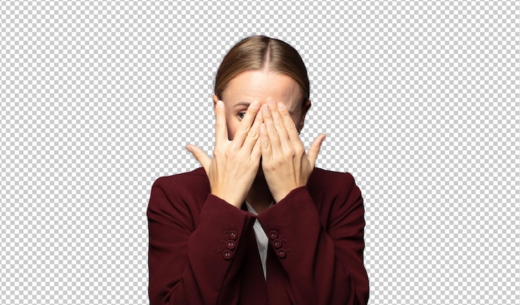 PSD gratuit couvrant le visage avec les mains regardant entre les doigts avec une expression de surprise et regardant sur le côté
