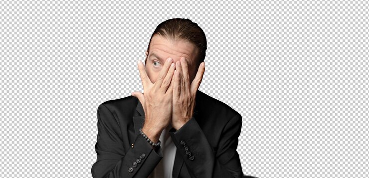 PSD gratuit couvrant le visage avec les mains regardant entre les doigts avec une expression de surprise et regardant sur le côté