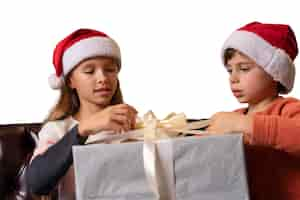 PSD gratuit enfants ouvrant des cadeaux à noël