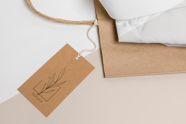 Étiquette de prix écologique et sac en papier avec maquette de chemise formelle
