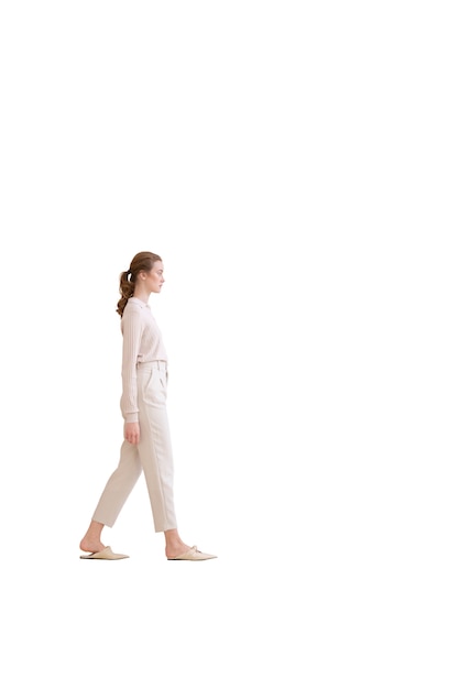 Femme adulte portant une chemise blanche