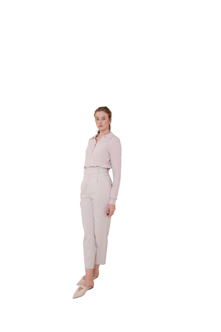PSD gratuit une femme adulte portant une chemise blanche.