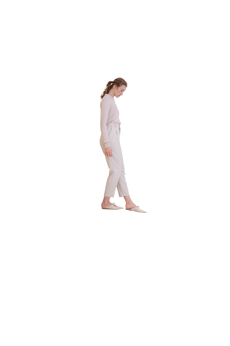 PSD gratuit une femme adulte portant une chemise blanche.