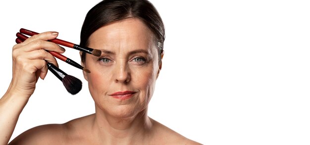 Femme âgée avec pinceau de maquillage