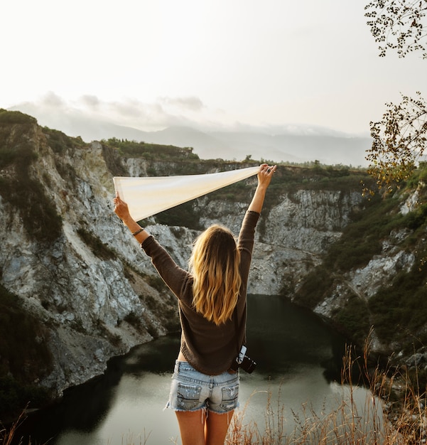 Femme, à, bras levés, et, tenant drapeau, sur, montagne