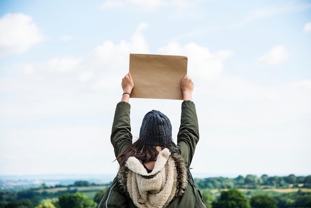 PSD gratuit femme dans la nature tenant le carton