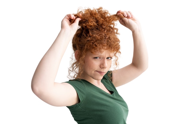 Femme Portant Une Coiffure Chignon En Désordre