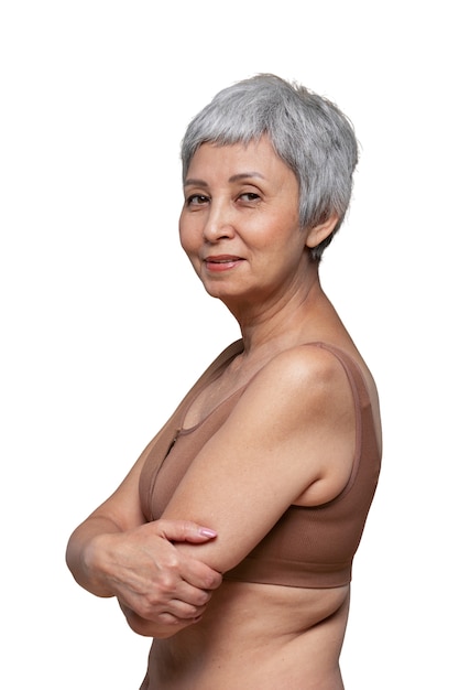 Une femme posant avec amour-propre pour son corps