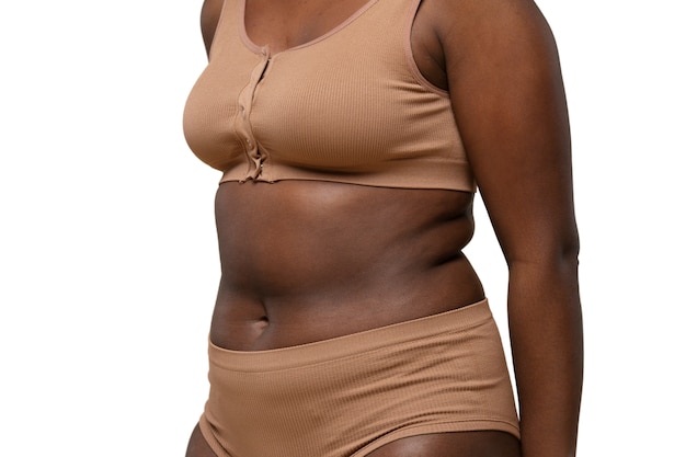 Une femme posant avec amour-propre pour son corps