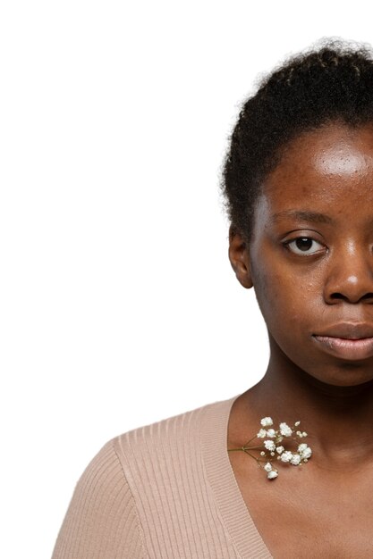 Femme posant avec l'amour de soi pour son corps
