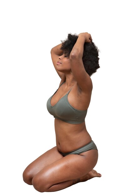 Une femme posant dans un studio.