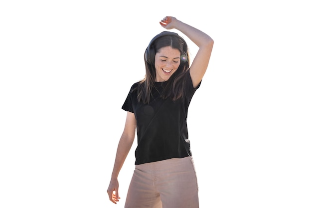 Une femme de taille moyenne portant des écouteurs.