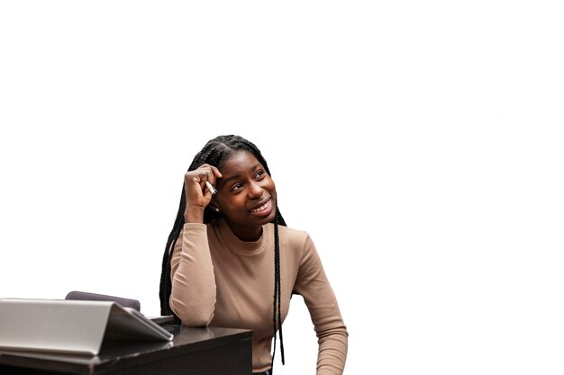 Une femme de taille moyenne qui étudie.
