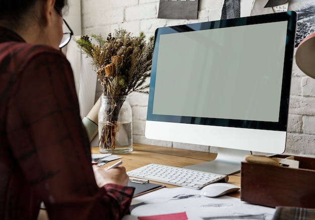 PSD gratuit femme travaillant dans le bureau