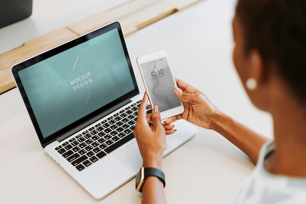 Femme Utilisant Un Ordinateur Portable Et Un Smartphone