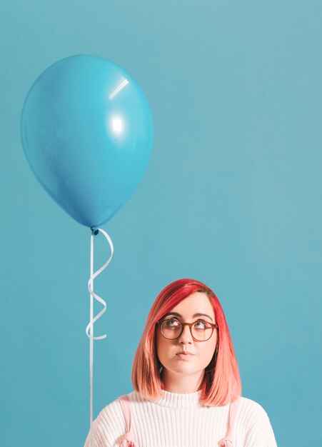 Fille aux cheveux rose avec un ballon