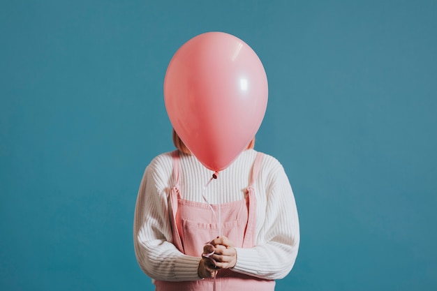 Fille avec un ballon d&#39;hélium rose