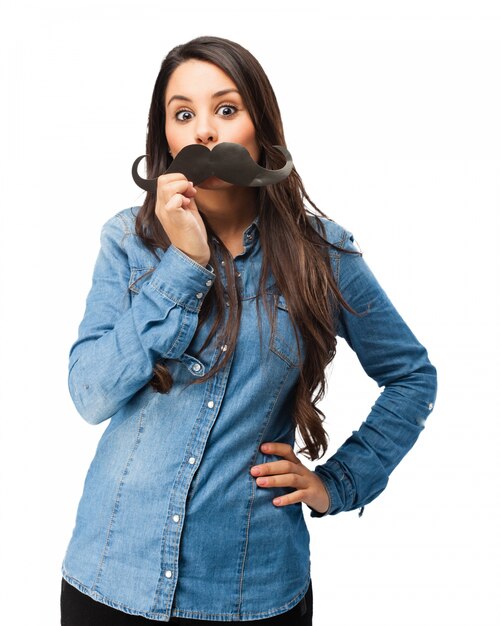 Fille jouant avec une fausse moustache