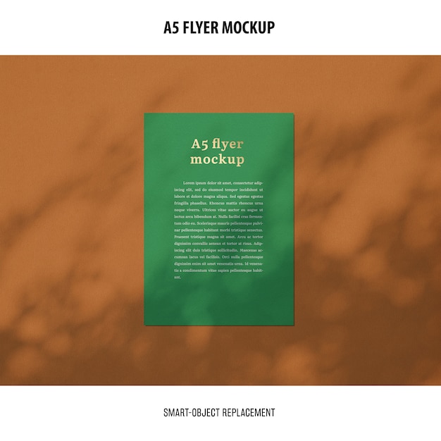 PSD gratuit flyer mockup dans un bureau