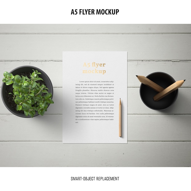 PSD gratuit flyer mockup dans un bureau