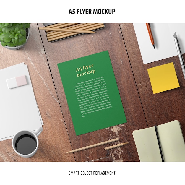 PSD gratuit flyer mockup dans un bureau