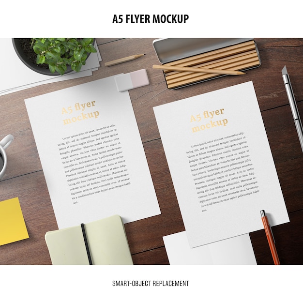 PSD gratuit flyer mockup dans un bureau