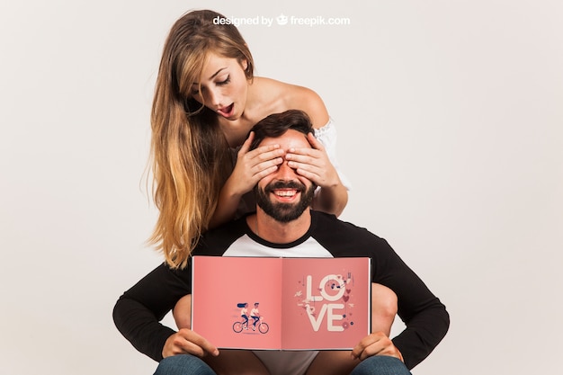 PSD gratuit funny couple holding open book