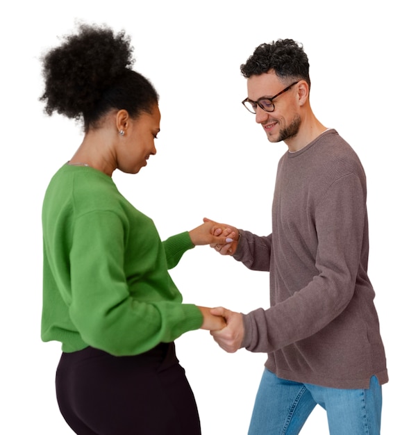 Des gens heureux dansant ensemble isolés