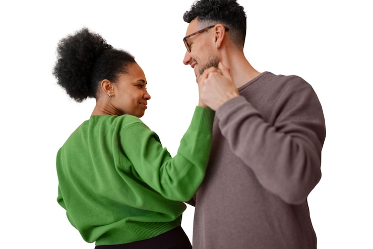 PSD gratuit des gens heureux dansant ensemble isolés