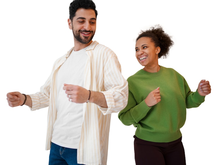 PSD gratuit des gens heureux dansant ensemble isolés