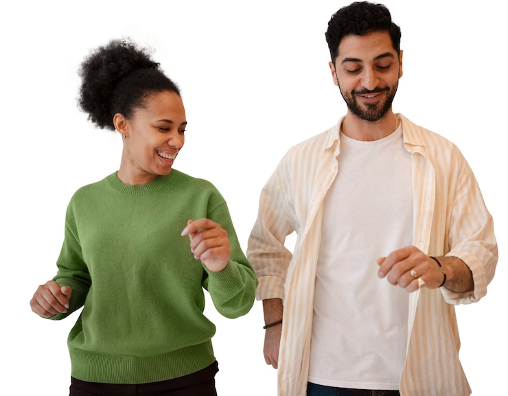 PSD gratuit des gens heureux dansant ensemble isolés