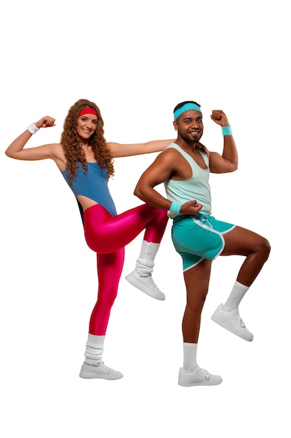 Les gens s'entraînent en costume de gym des années 80