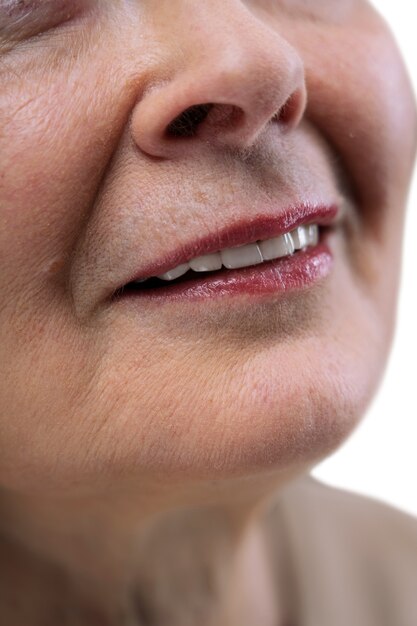 Gros plan sur le portrait d'une vieille femme