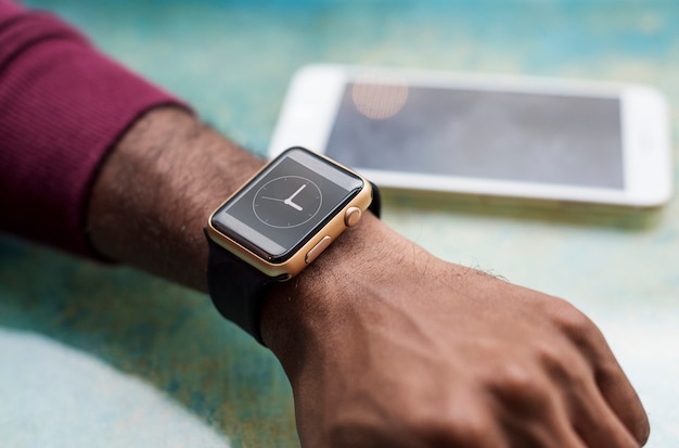 Homme Africain Portant Une Smartwatch