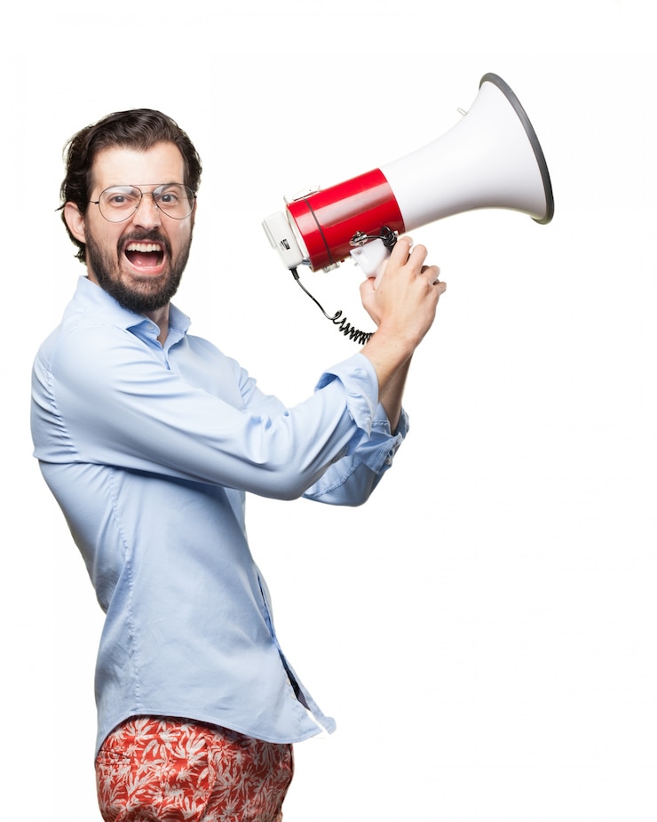 PSD gratuit homme en colère tenant un mégaphone