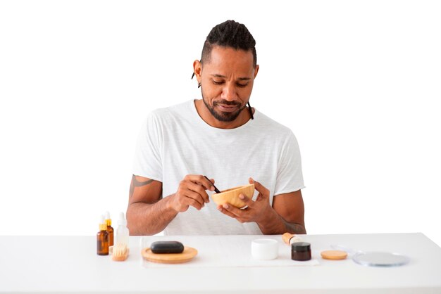 Homme à coup moyen avec des produits d'autosoins