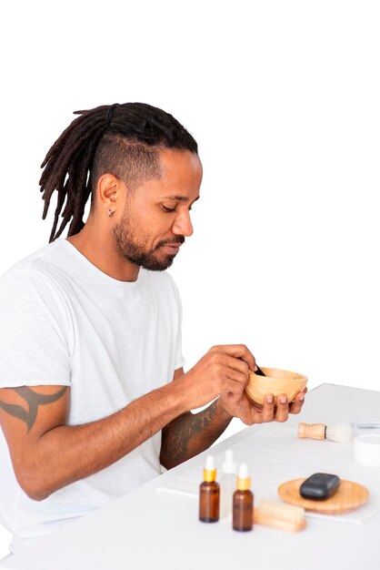 Homme à coup moyen avec des produits d'autosoins