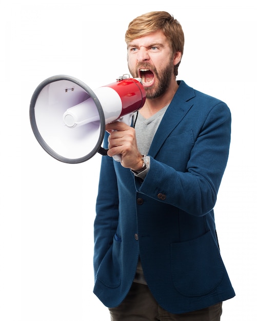 L&#39;homme criant dans un mégaphone