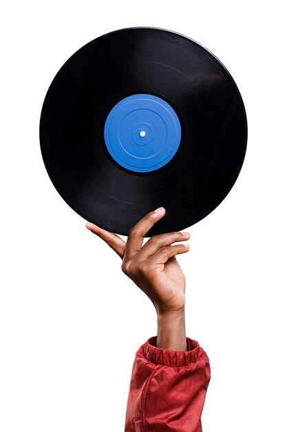 Un homme avec un disque vinyle écoutant de la musique