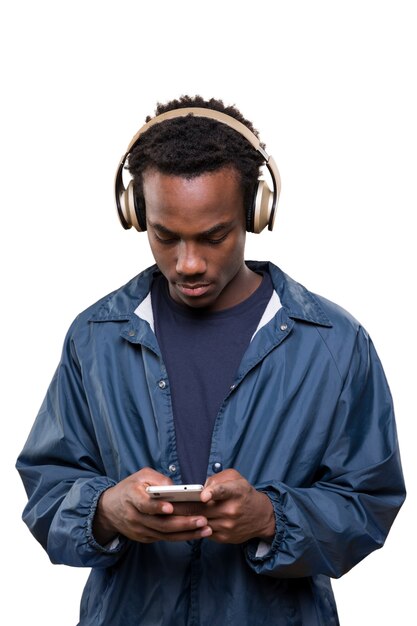 Un homme avec des écouteurs qui écoute de la musique